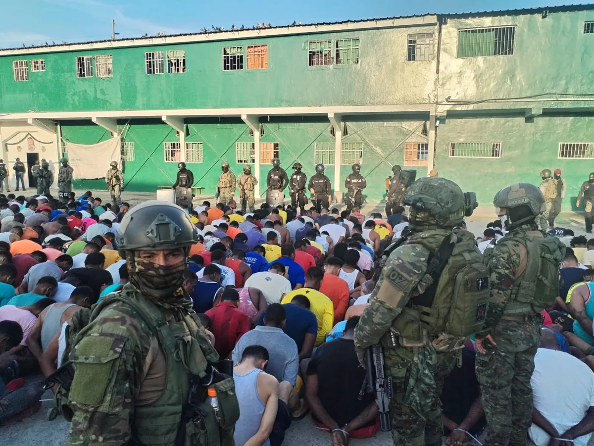 Detuvieron a dos de los seis presos fugados de una cárcel de Ecuador tras perforar una celda