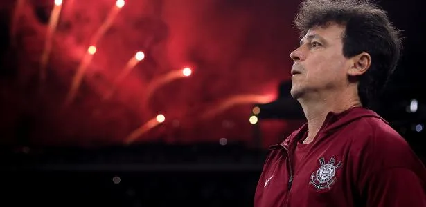 Pressionado, Diniz busca resgatar estilo em duelo decisivo com o Fluminense