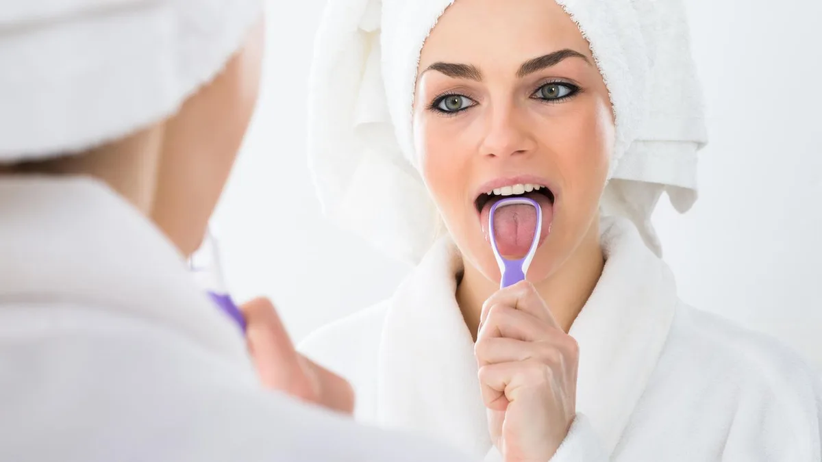 Mundhygiene: Was ist ein Zungenschaber und wie sinnvoll ist die Anwendung?