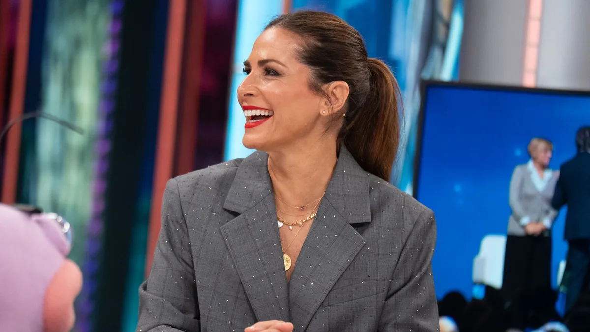 Nuria Roca y Tamara Falcó coinciden en 'El Hormiguero' con el tono más elegante del otoño: del traje con brillos al top asimétrico