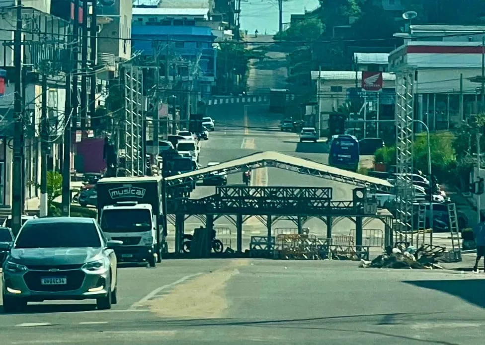 Preparativo para lançamento da campanha de Mailza e Jéssica fecha rua em Cruzeiro do Sul