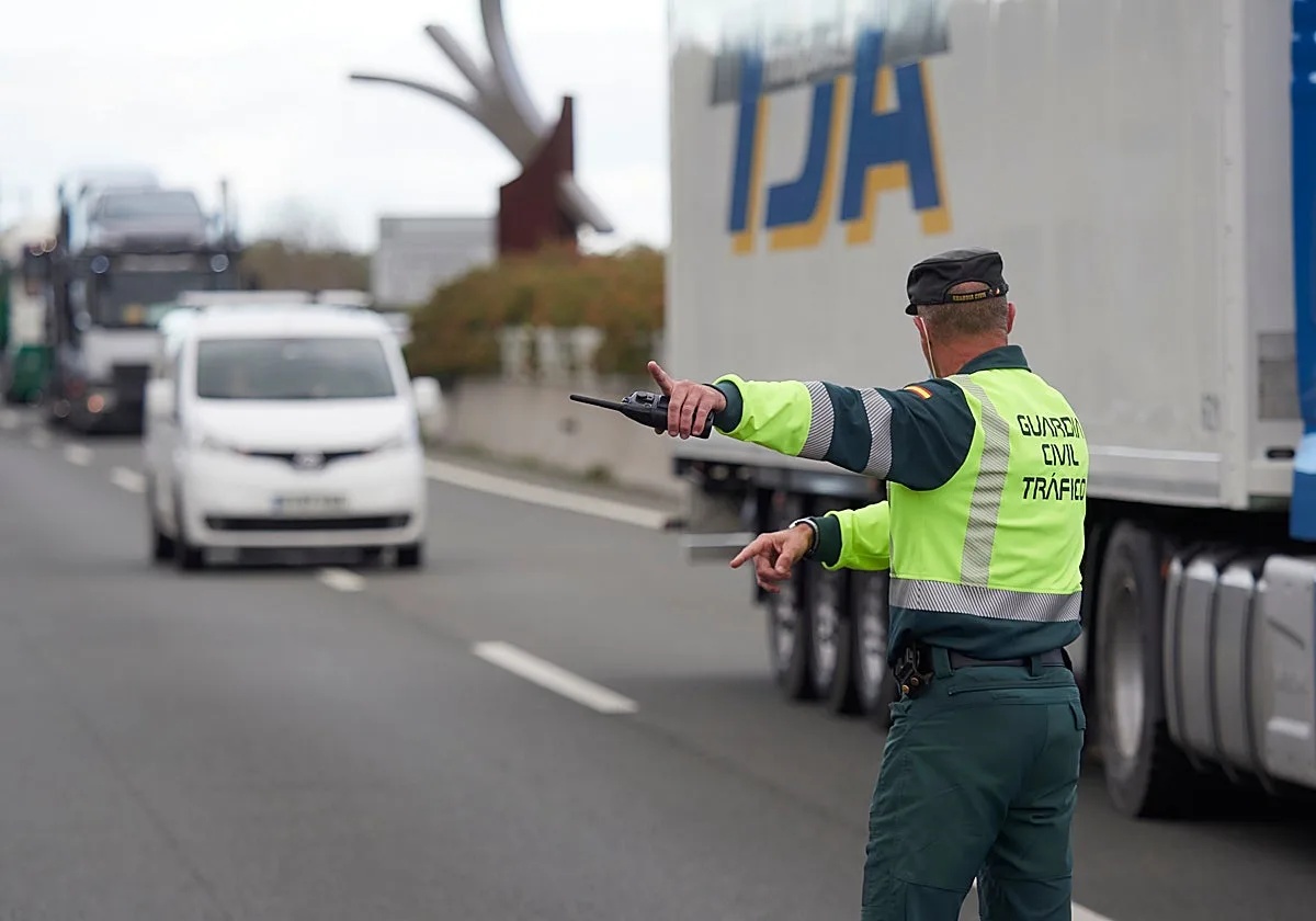 Muere el conductor de un turismo tras chocar de frente contra un camión en As Neves (Pontevedra)