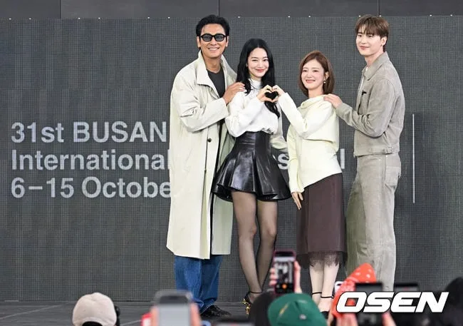[사진]포즈 취하는 '재혼 황후' 주역들