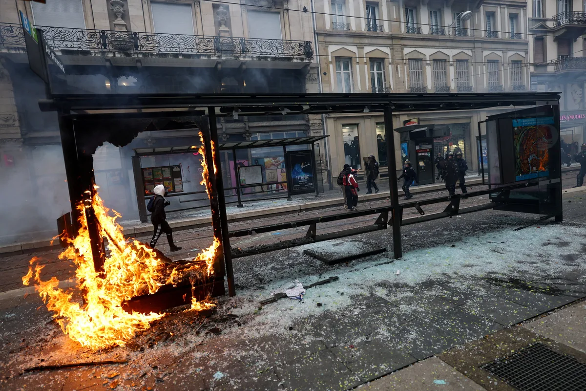 "Il n'y a plus de De Gaulle, même pas de Daladier" : l'historien Julian Jakson sur le chaos en France