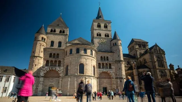 Evakuierung: Feuerwehr räumt Trierer Dom wegen Gestanks