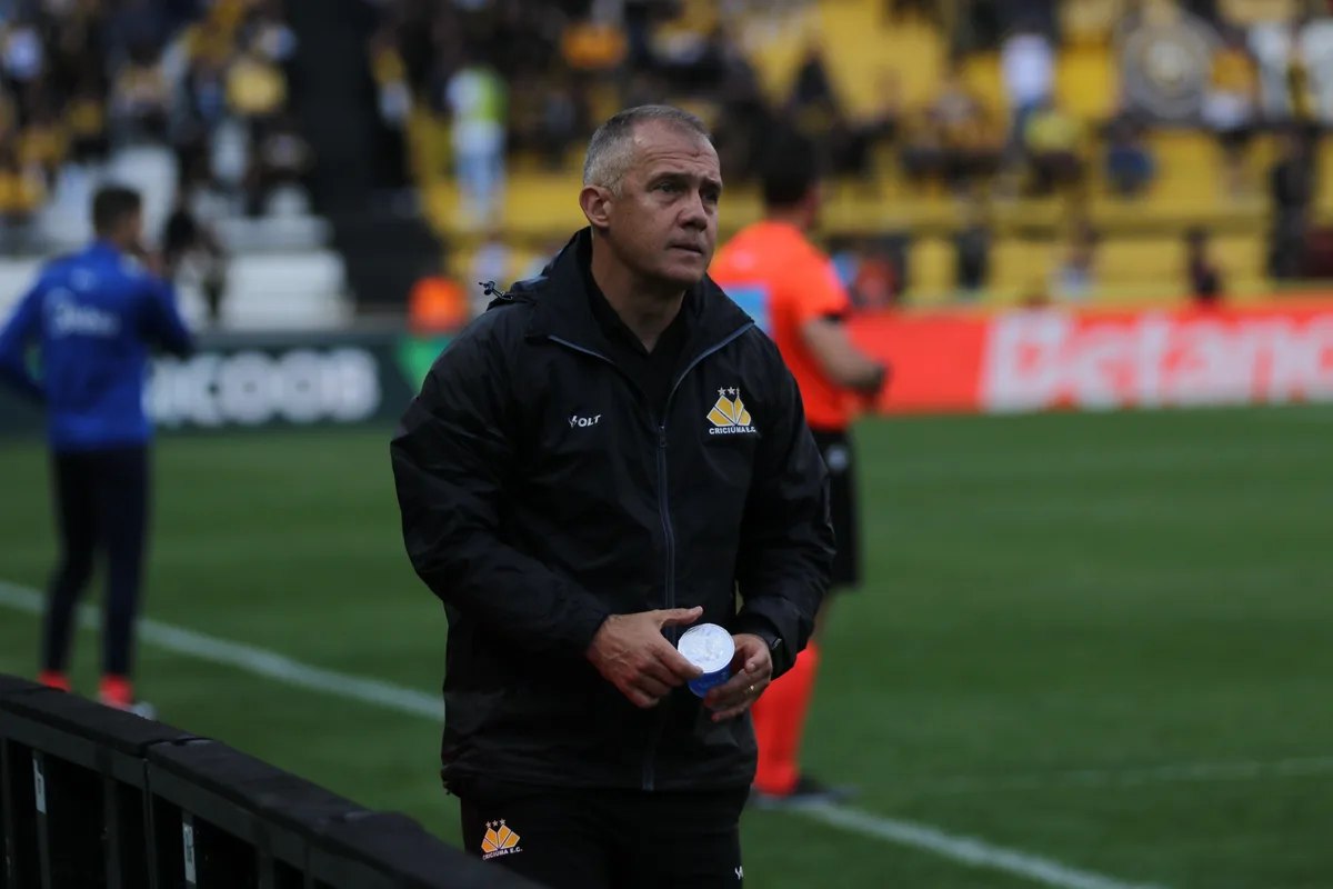 Técnico do Criciúma exalta invencibilidade em casa na Série B: "Uma das mais difíceis"