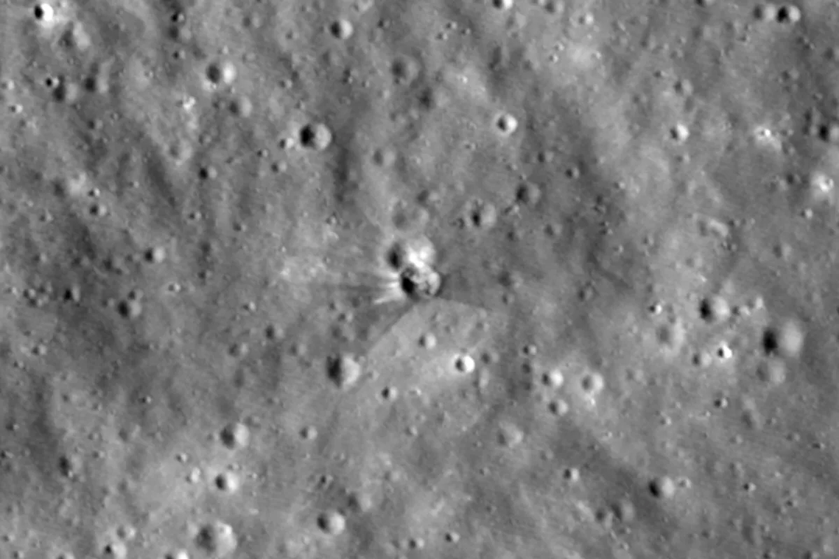 La NASA revela imágenes del cráter que dejó el choque del cohete de SpaceX con la Luna