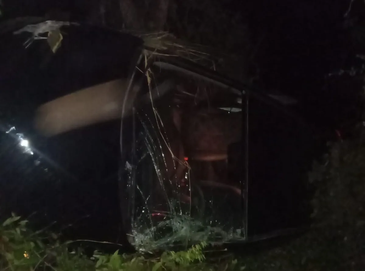 Carro capota na SE-065 e deixa quatro pessoas feridas em São Cristóvão