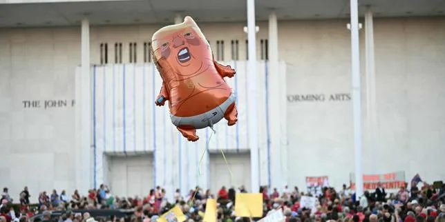 « Pas touche au Kennedy Center » : des milliers de personnes réunies autour de l’institution culturelle menacée de disparition par l’administration Trump