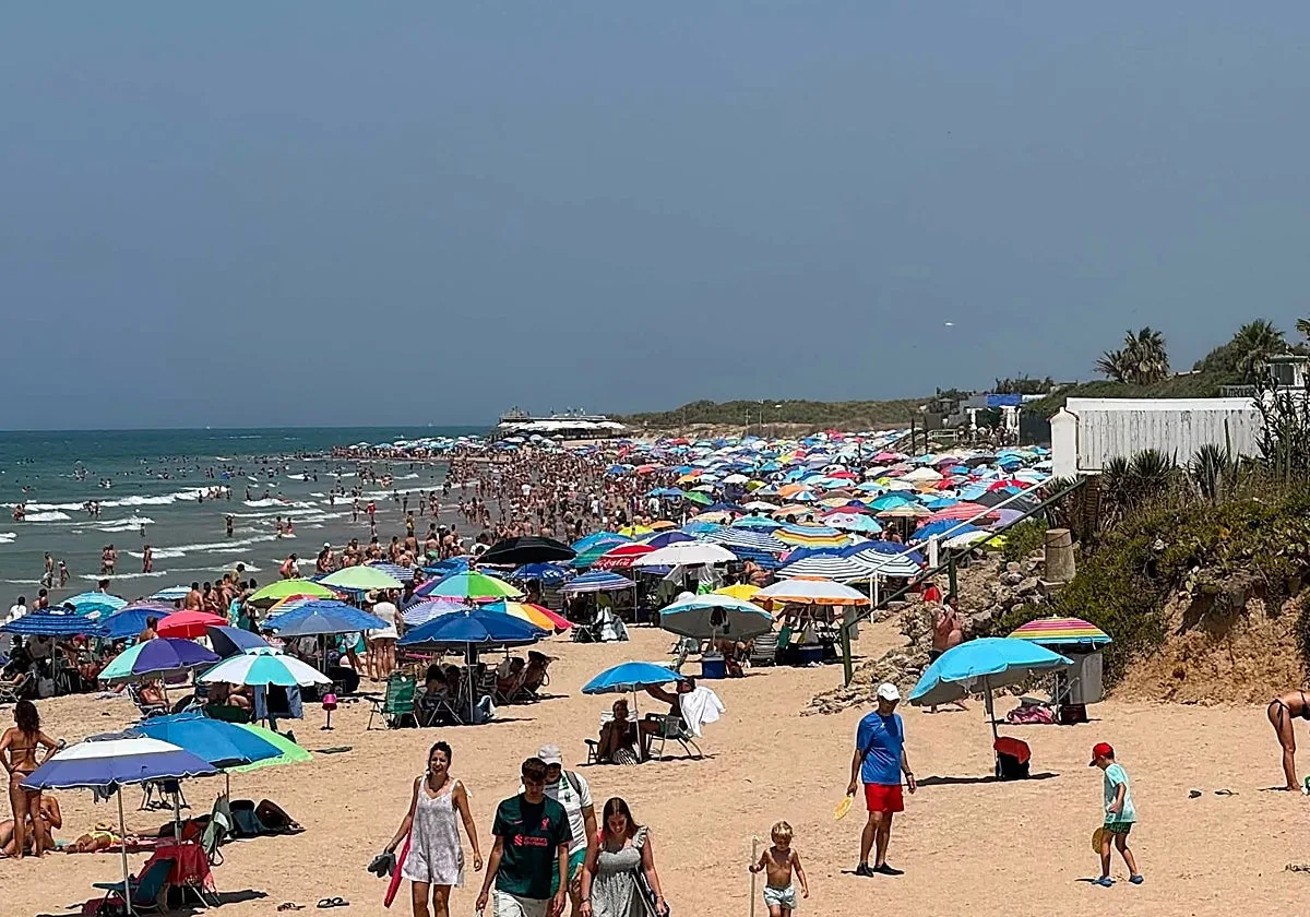 La playa de Micaela en Chipiona reabre al baño tras seis días cerrada por bacterias