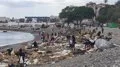 Cientos de migrantes regresan al asentamiento de la playa ceutí de El Trampolín y se suspende la limpieza