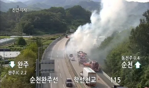 순천완주고속도로 달리던 4.5t 화물차 불…차량 전소