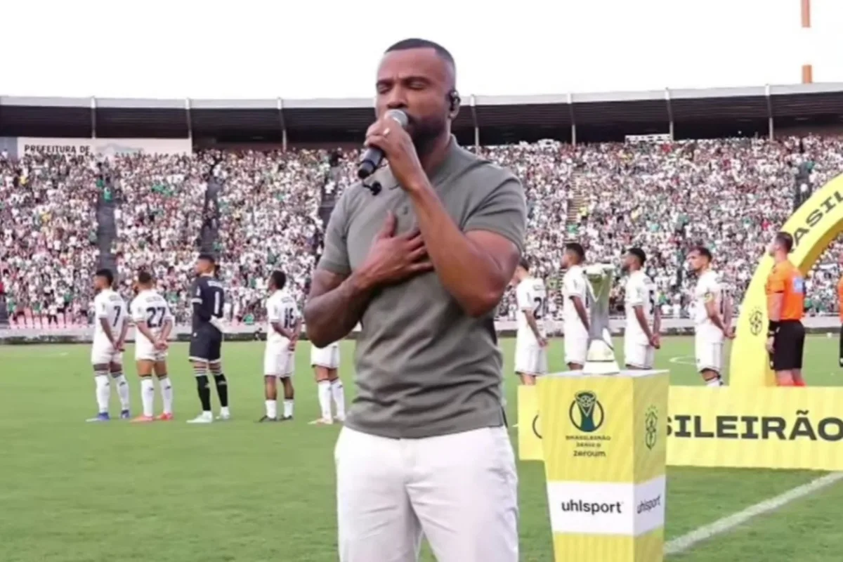 Série D ZeroUm: Alexandre Pires canta o Hino Nacional antes da final
