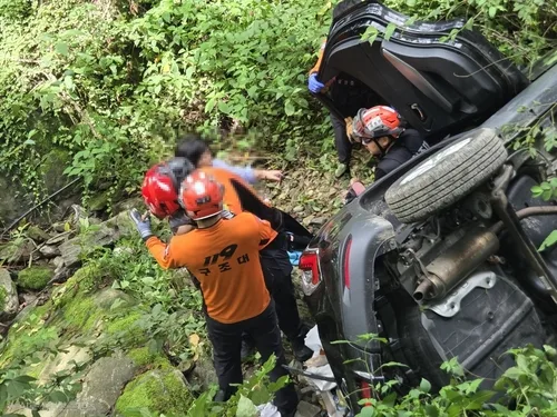 충주서 SUV 비탈면 3m 아래 추락해 전복…60대 운전자 부상