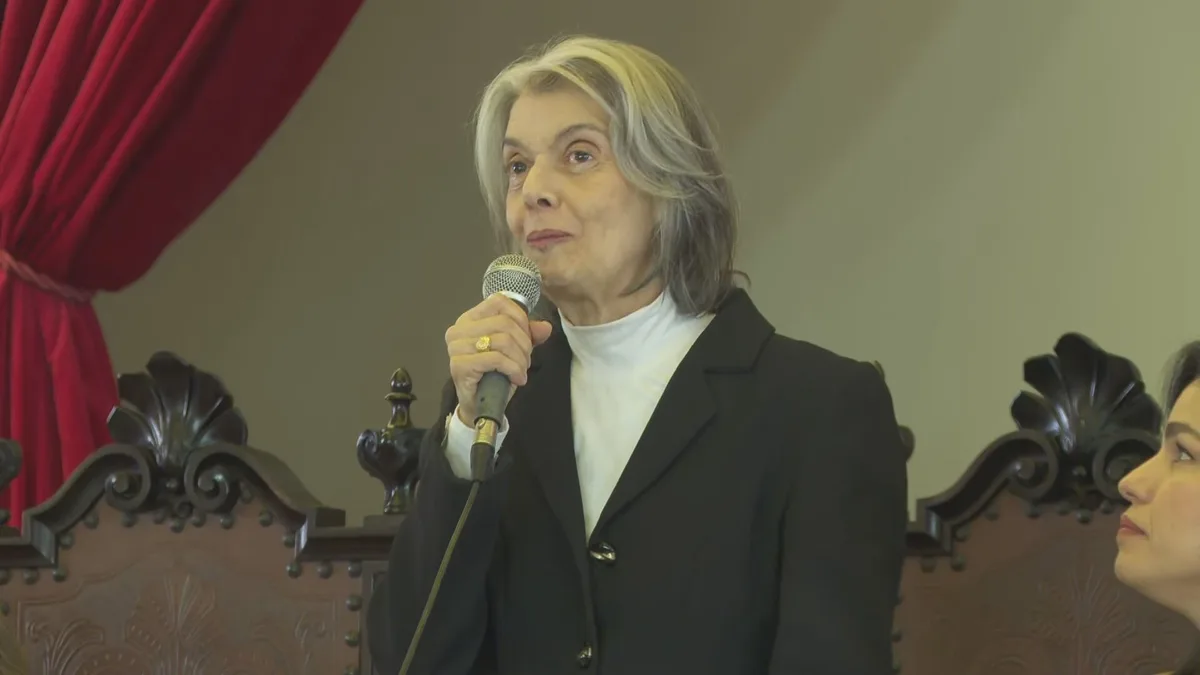 'As ditaduras não sossegam, então os democratas também não podem sossegar', diz ministra Cármen Lúcia em SP