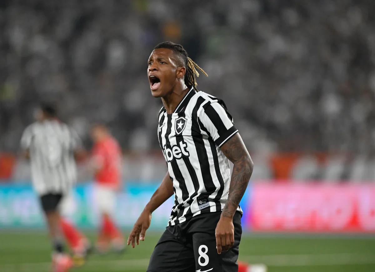 Danilo reencontra torcida do Botafogo depois de vaias e tenta recuperar o bom futebol