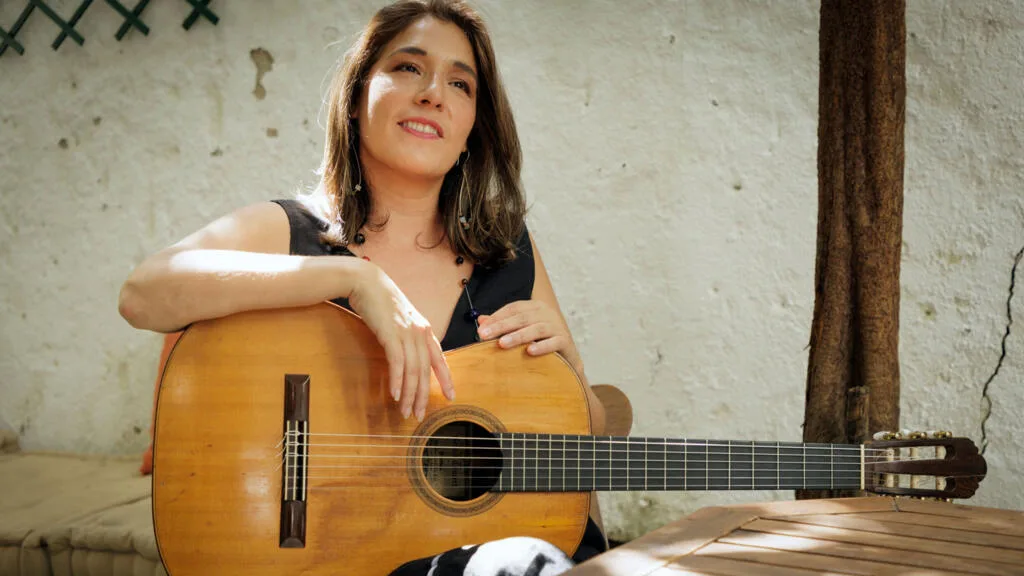 Élodie Bouny revisita legado de Baden Powell em álbum gravado com o último violão do mestre