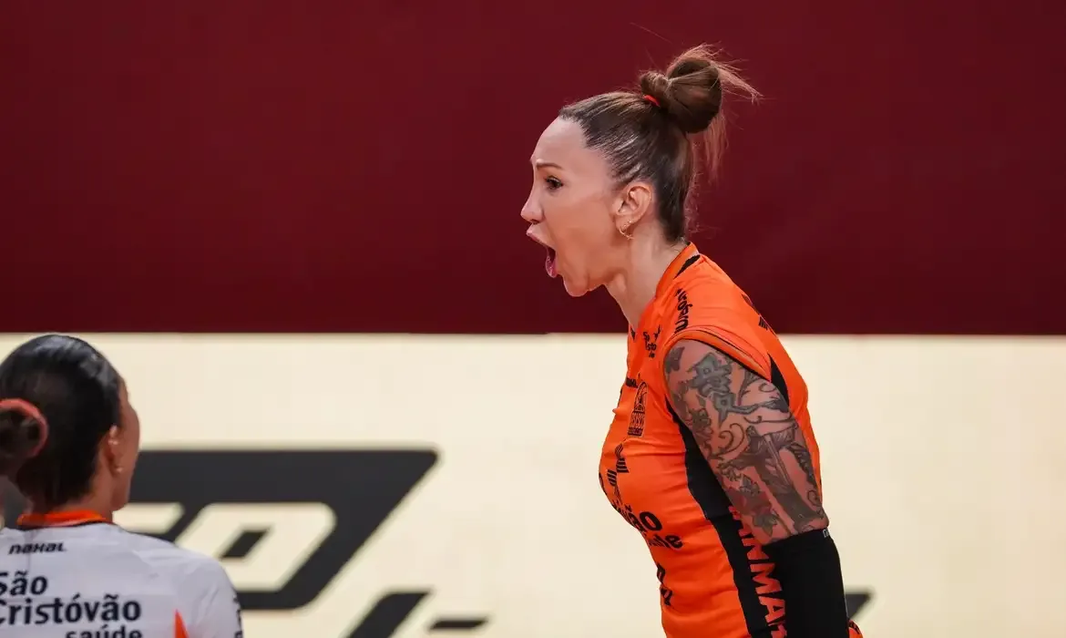 Tifanny lamenta veto de trans no vôlei: "Tirando tudo o que eu tenho"