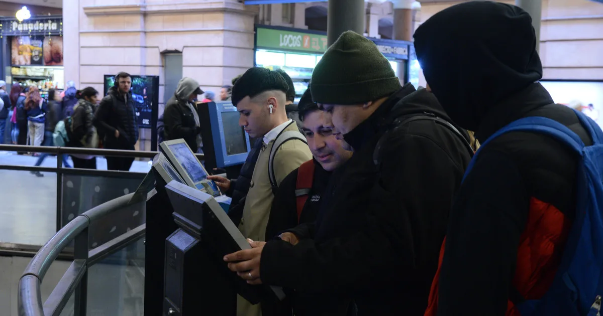 Caos para viajar: largas filas para cargar la tarjeta SUBE por problemas en el sistema de acreditaciones