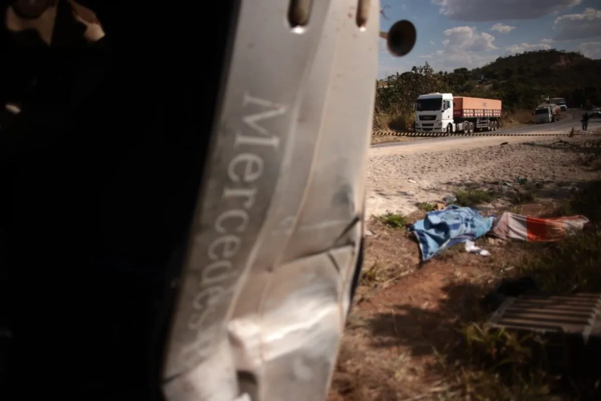 Polícia investiga acidente fatal entre caminhão e ônibus no Entorno