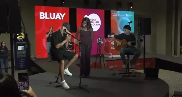 Cantor português explica reação após mulher pegar seu microfone durante show e revela pedido feito por ela; assista Foto: Reprodução/ RFM