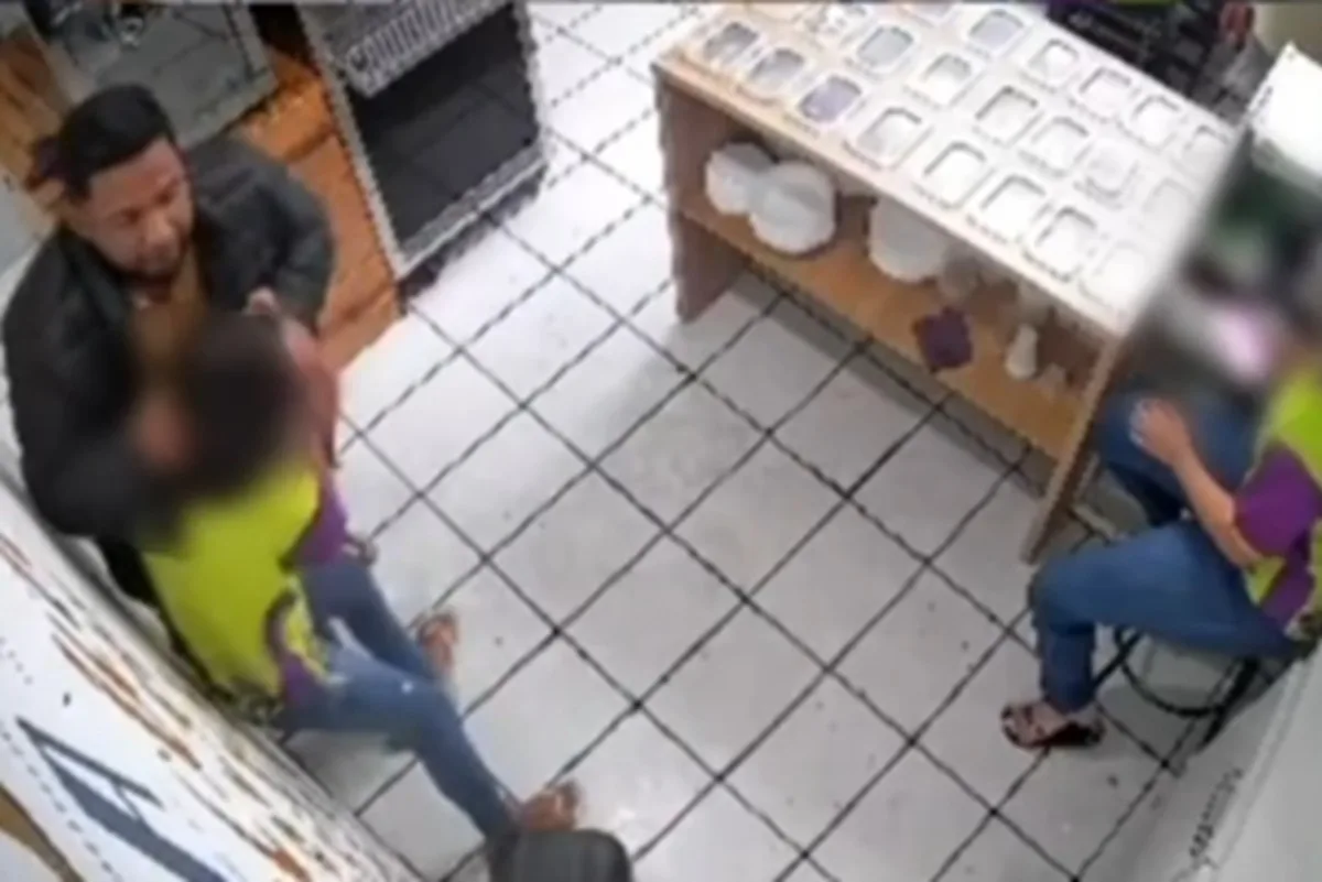 VÍDEO: homem invade trabalho da ex e a agride na frente de colegas e clientes em AL; PC investiga o caso