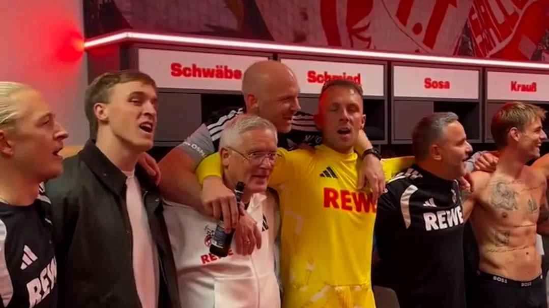 Nach Derbysieg - Emotionaler Kabinen-Moment