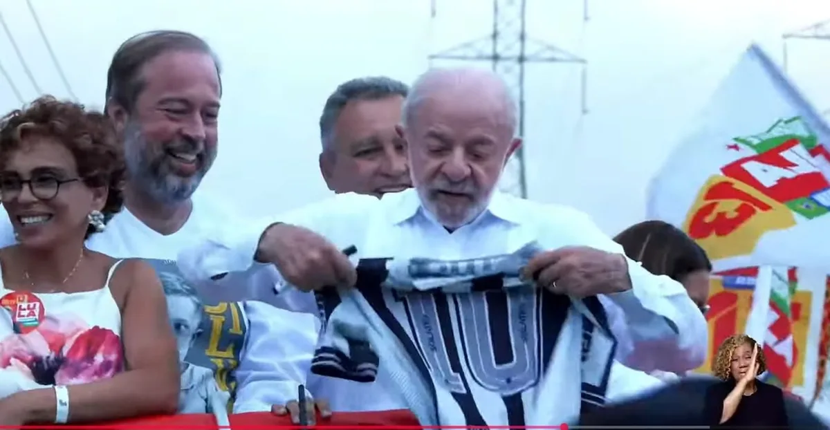 Lula critica a Globo por almoço com Flávio: "Não merece confiança"