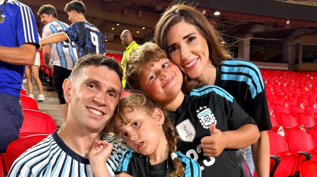 La esposa del Dibu Martínez compartió una inesperada foto tras las declaraciones del arquero sobre el retiro de Messi