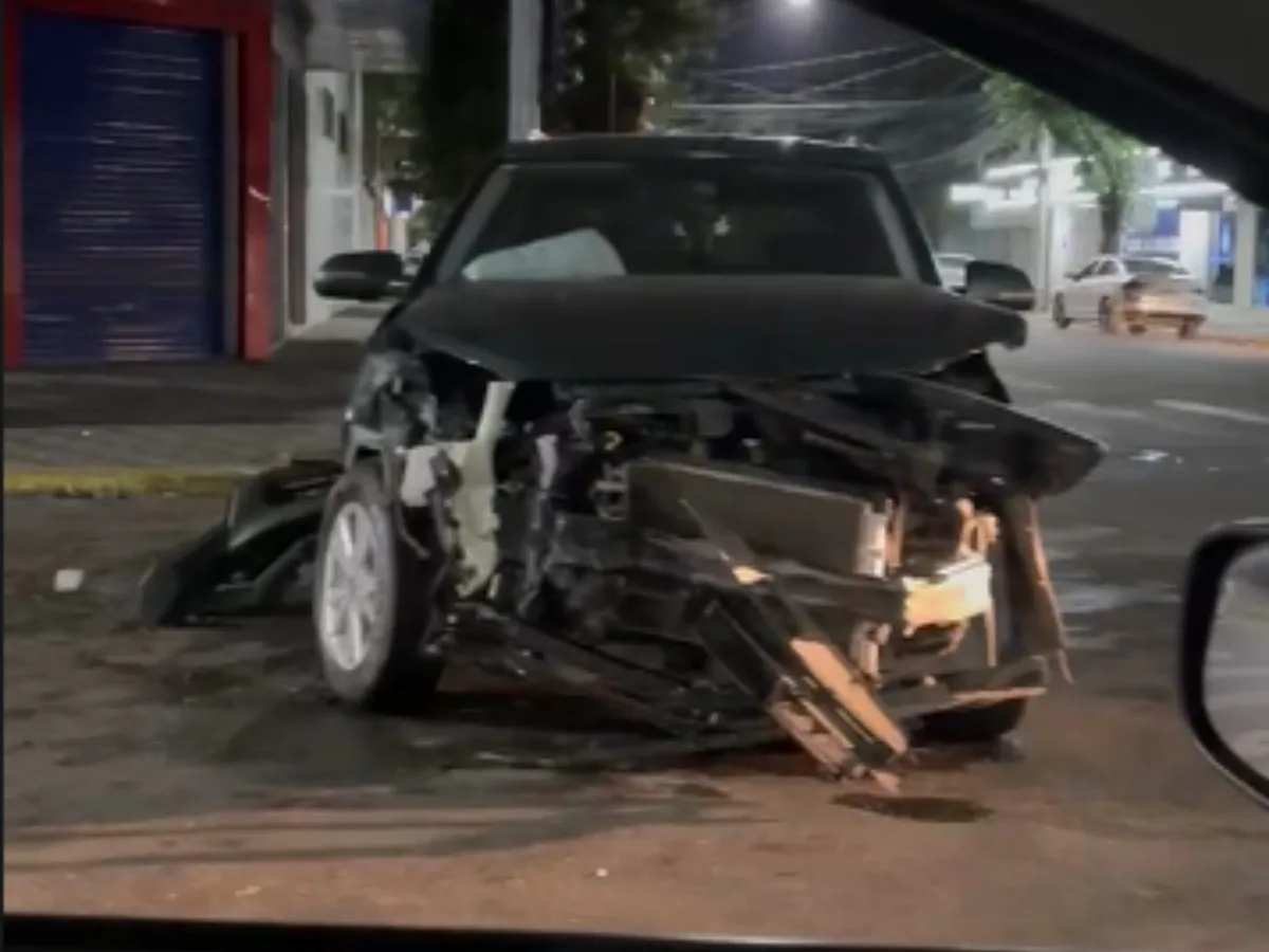 Acidente entre dois carros destrói veículo no Centro de Governador Valadares
