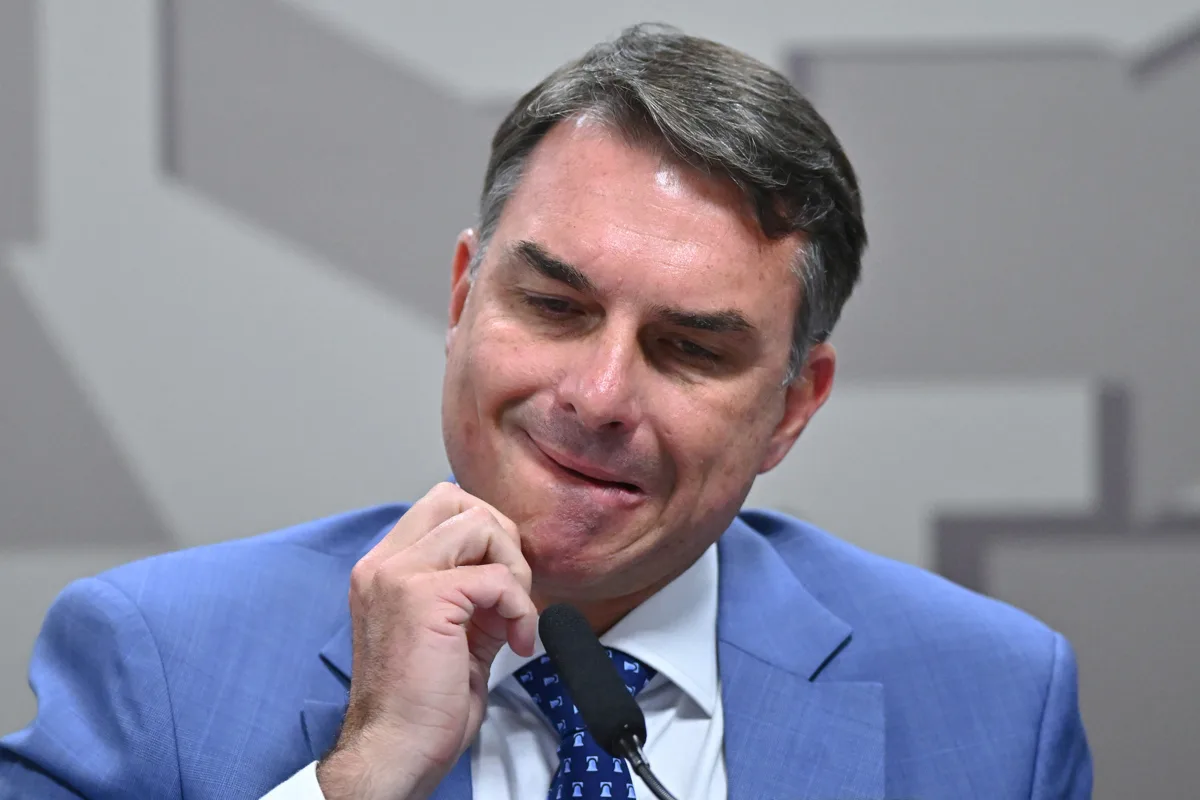 Una investigación por corrupción contra Flávio Bolsonaro sacude la campaña electoral en Brasil a tres semanas de las presidenciales
