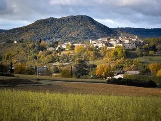 Ancienne cité médiévale perchée au sommet d’un rocher, ce village offre une escapade authentique au cœur de l’Ardèche
