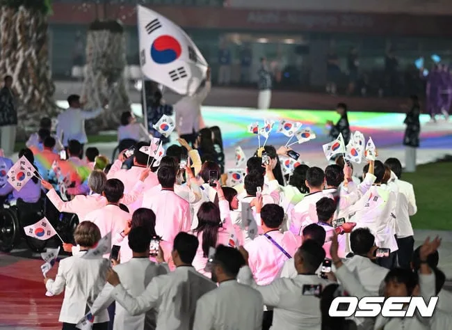 [사진]태극기를 휘날리며 입장하는 대표팀