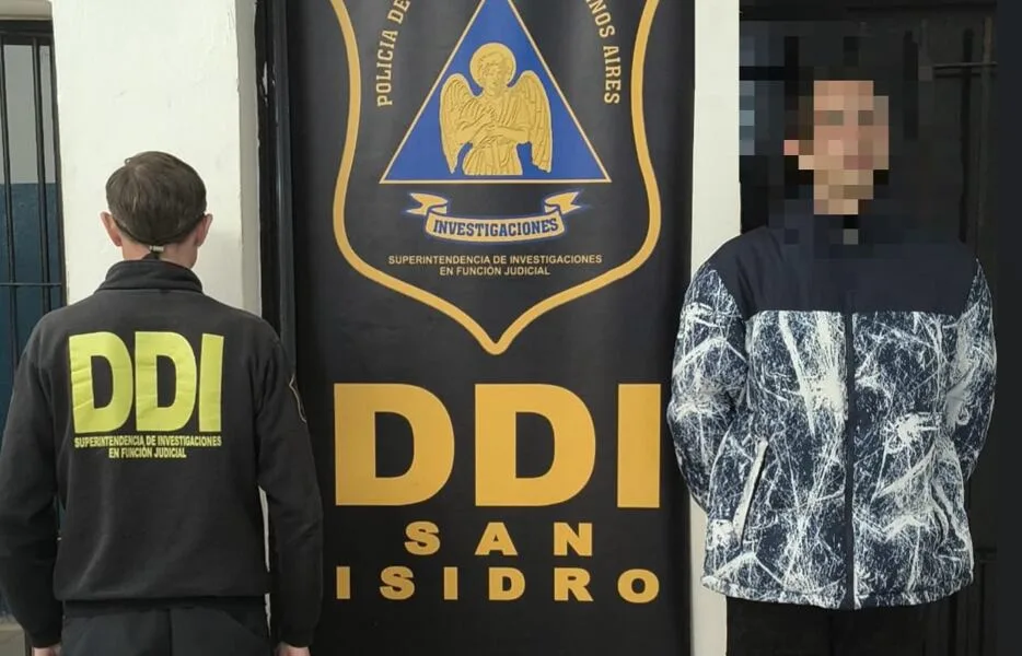 Detuvieron a "el simulador": se vistió de policía y amenazó a su novia con una tonfa y un arma de fuego