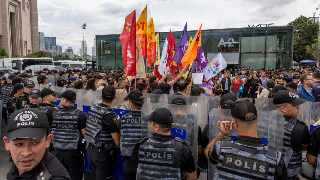 Raids anti-LGBT+ : la Turquie libère 106 manifestants, mais emprisonne d'autres militants