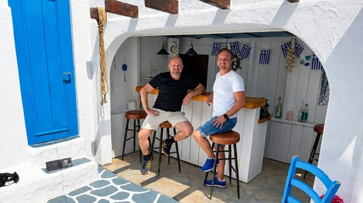 Dos hermanos gastaron 12.000 euros y convirtieron 20 m2 de su jardín en una pequeña Grecia: “Te transporta a otro lugar”