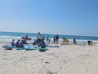 Sans poste de secours, les surfeurs veillent sur les baigneurs sur cette plage du Finistère