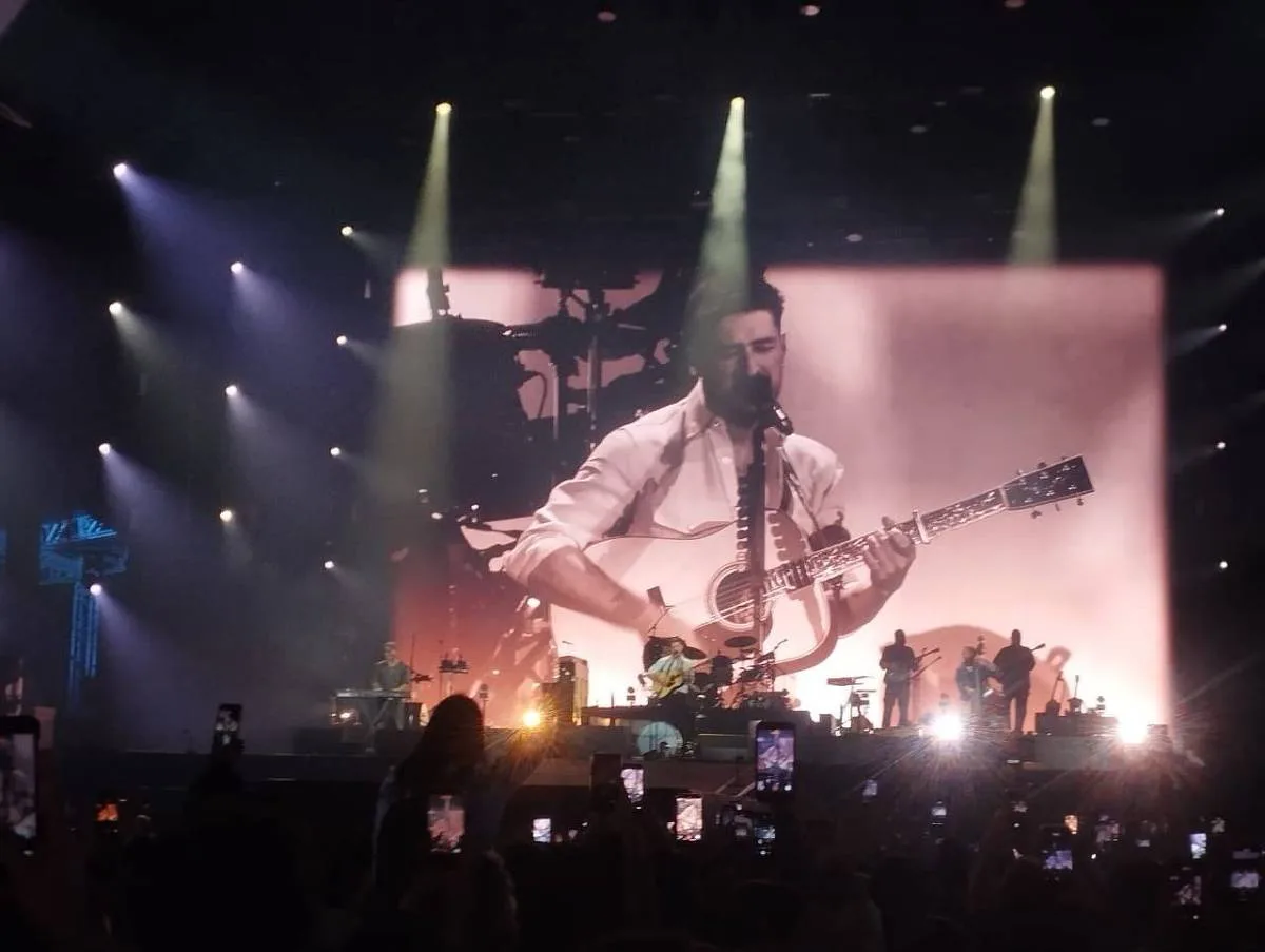 Mumford and Sons faz folk romântico para casais sob chuva