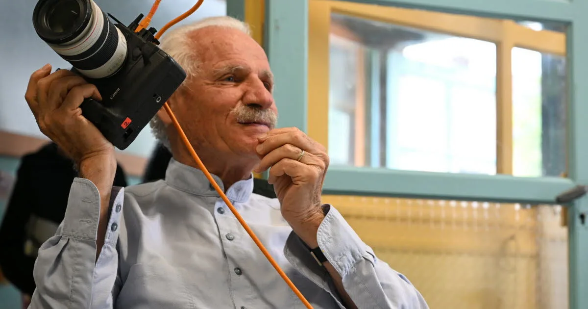 Art. « Je préfère prendre un visage qu’un paysage en photo » : Yann Arthus-Bertrand tire des portraits de Lyonnais