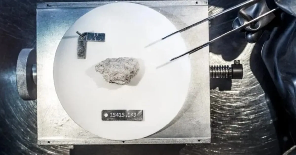 En 1971, los astronautas del Apolo 15 encontraron una roca blanca que más tarde se identificó como parte de la antigua corteza de la Luna; se estimó que la "roca del Génesis" tenía alrededor de cuatro mil millones de años