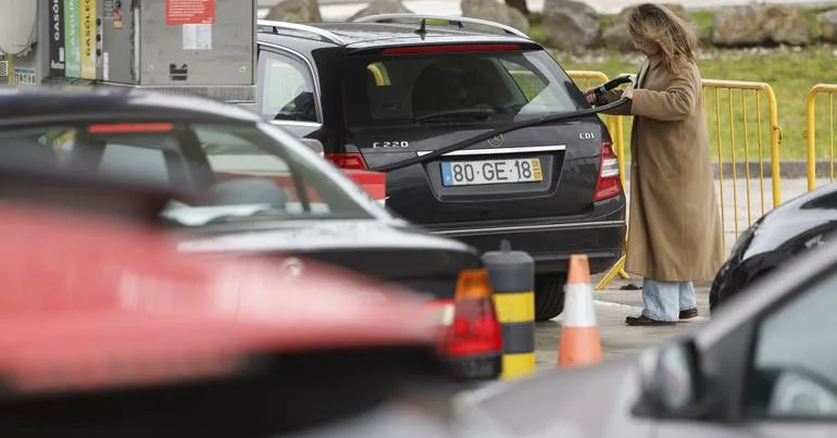 Gasóleo deve baixar 6 cêntimos mas gasolina subir 1 cêntimo