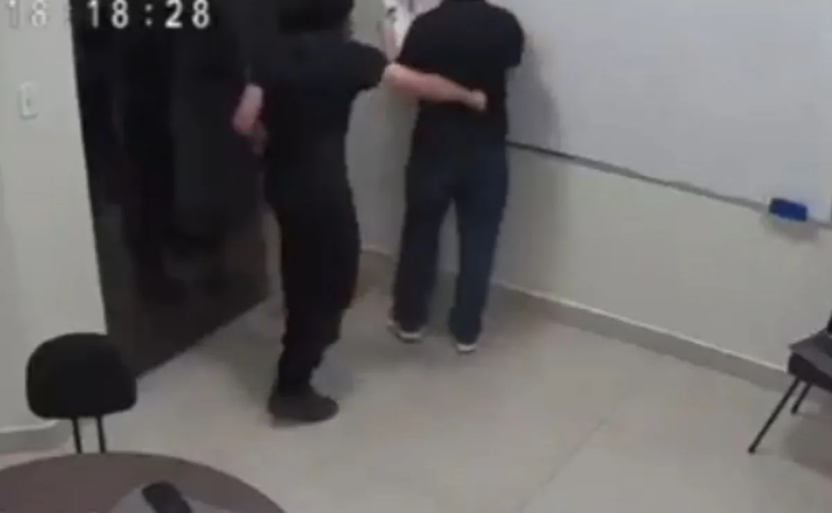 Imagens fortes! Aluno de 14 anos esfaqueia professor diversas vezes durante aula particular; câmera flagra ataque