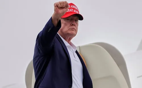 Trump amenaza con bombardear Omán; exige que no se interponga en el diálogo con Irán sobre Ormuz