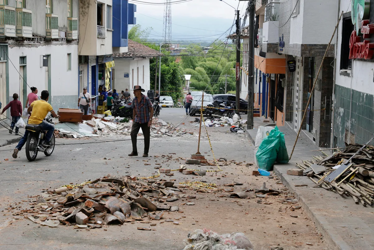 A diez días del terremoto en Colombia, la reconstrucción avanza entre promesas y escándalos
