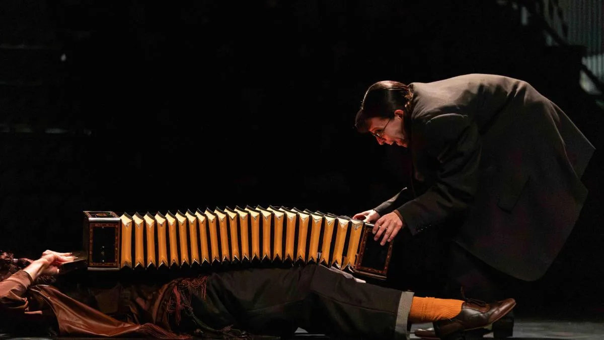 La Veronal vuelve a sacudir con su teatro físico turbulento en el dúo ‘Living & Leaving’