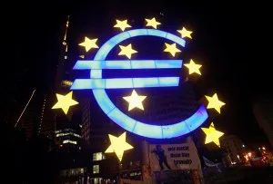 Zona do euro: balança comercial passa a déficit ajustado de 6,8 bi de euros em agosto