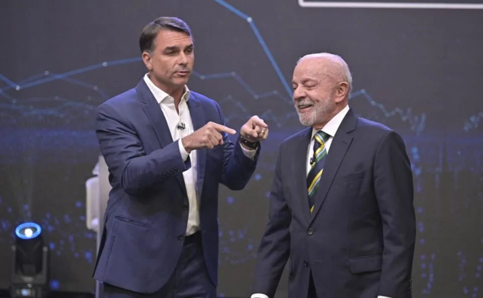 Poucas propostas e muitos ataques: como foi o debate da Band entre Flávio Bolsonaro e Lula