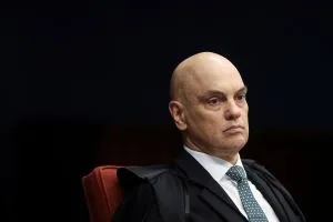 Moraes manda Exército destruir ou doar a a órgãos armas apreendidas com Bolsonaro