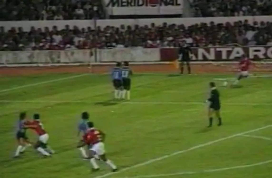 Superlotação e pulo do Gato: como foi o confronto Gre-Nal pela Copa do Brasil de 1992