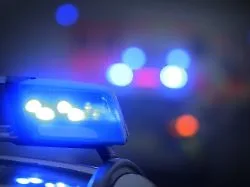 Auto prallt gegen Baum: 17-Jährige stirbt nach Raserunfall